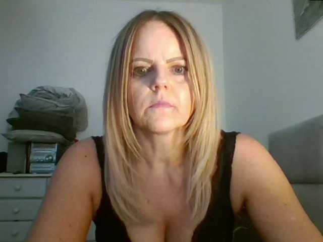 Nuotraukos MilfSusanna If you wanna play, join me up in pvt and lets;)i love to dance;) and play...