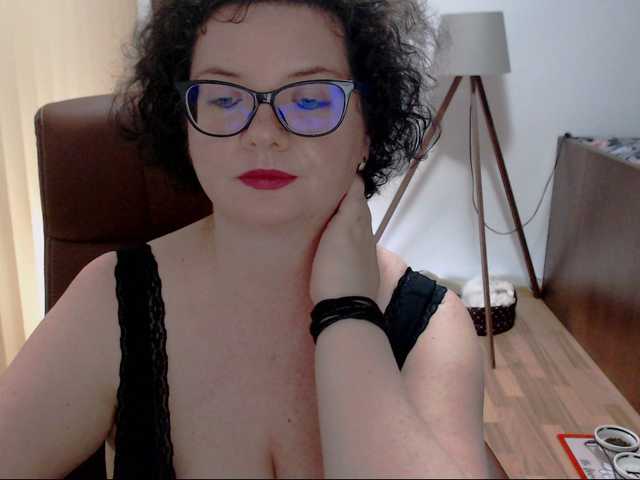 Nuotraukos MissTroublle have a great weekend!cum with me....tease me and ill tease you back!check tip menu for extra fun #milf #bigboobs #femdom #bbw #roleplay 1111