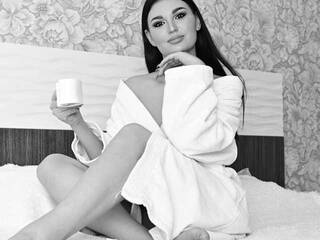 Erotinis vaizdo pokalbis Monika-Doll