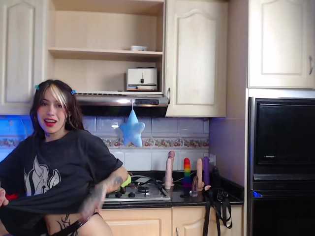 Nuotraukos MorganAndEmma Morgan is so horny today, she in the College her pussy make her Crazy.... We can make her Squirt soon