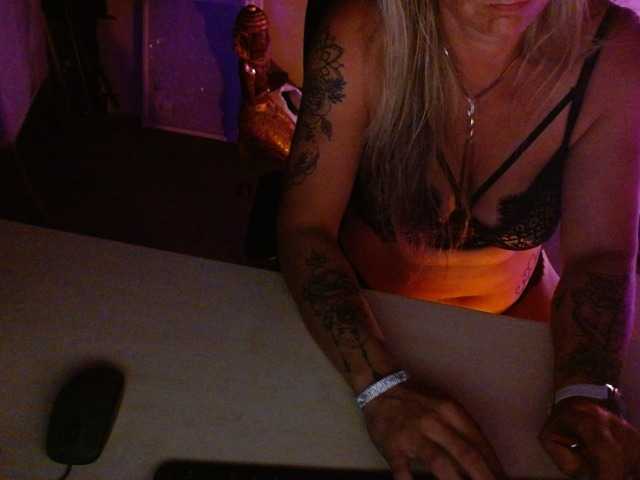 Transliacijos ekrano nuotraukos Ashley-Rose