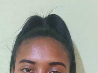 Erotinis vaizdo pokalbis Nisaina