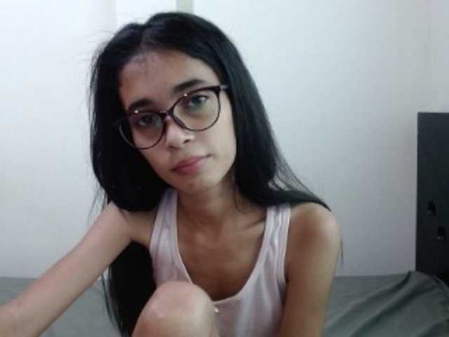 Nuotraukos petit-linda18 Shhhh. Im not alone. I have to be quiet but let's have quiet fun together. #18 #young #smalltits #skinny #tits