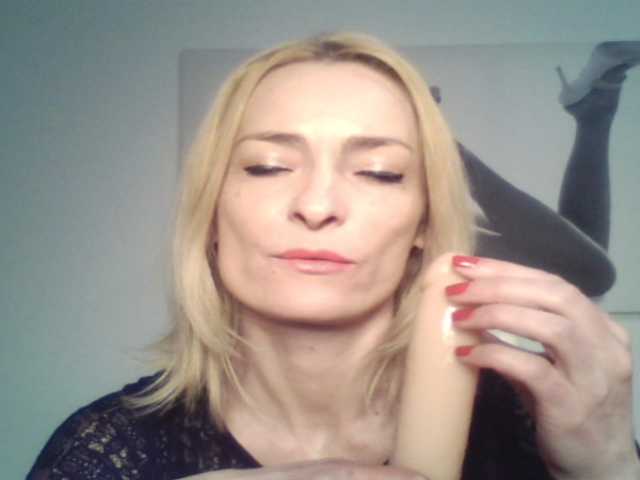 Nuotraukos QueenofBerlin 300 tokens for Jerk Off Instructions c2c ! THE END IS NEAR!! :) PRO Mistress in charge here!