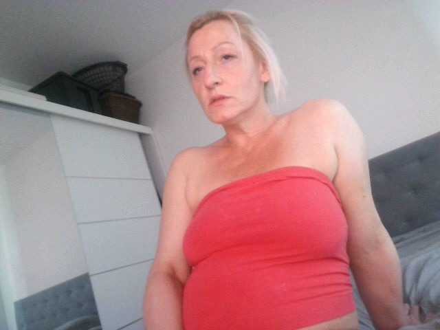 Nuotraukos Sandyforyou i am horny bitch . I love cocks. Wanna show my wet pussy??