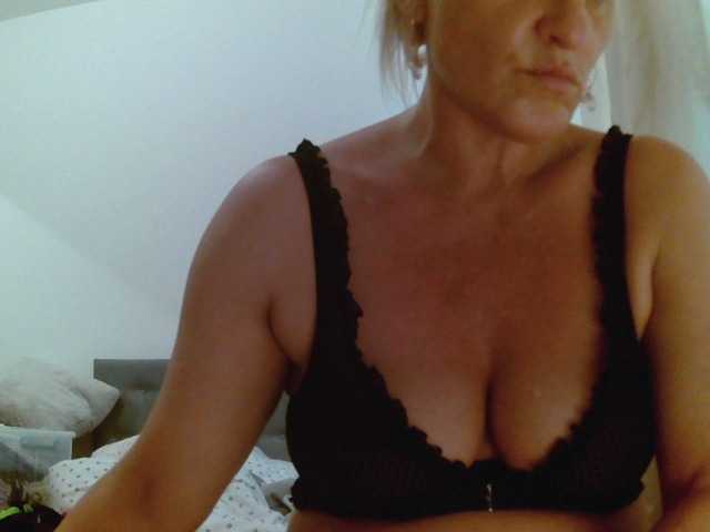 Nuotraukos Sandyforyou i am horny bitch . I love cocks. Wanna show my wet pussy??