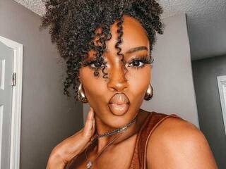 Erotinis vaizdo pokalbis Sarah-Sweets