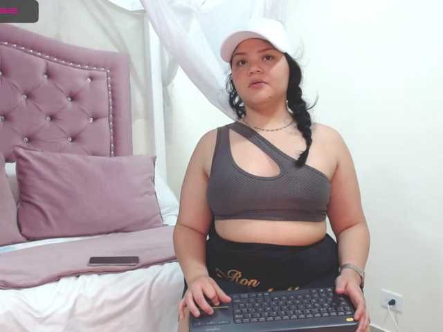 Nuotraukos SharlotteThom hi guys wolcome too my room// show oios 25 tks // spank ass 65 // come and difruta on my naughty side today and willing to play a lot with you!!