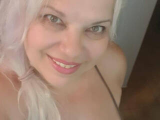 Erotinis vaizdo pokalbis SonyaHotMilf