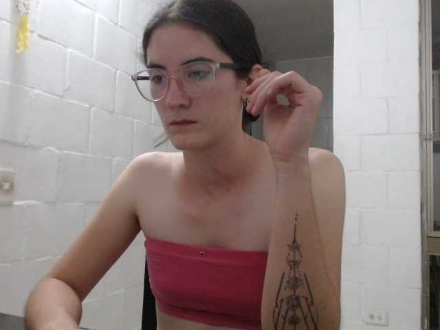 Nuotraukos SophiaHydes play and spit tits, naked all my little body for 10min #pettite #hot #18 #cumforme