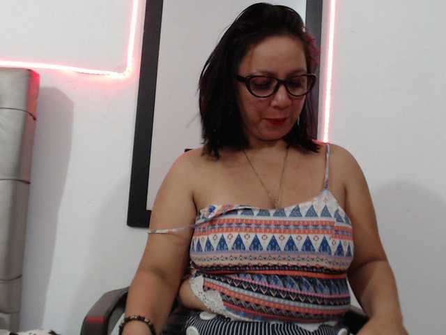 Nuotraukos Stefanycrazy lush,dommi2 tits(50) pussy(60) ass(70) :naked(100) :squirt(200) ) anal (250) :cum (pvt)