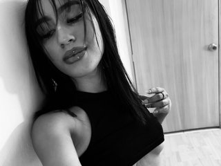 Erotinis vaizdo pokalbis tiny-sarah1