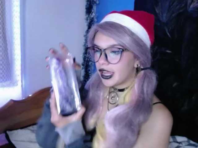 Nuotraukos VenusPurple Looking for Daddy demon King to vibrate this innocent girl pussy and bring her to Cum-hell