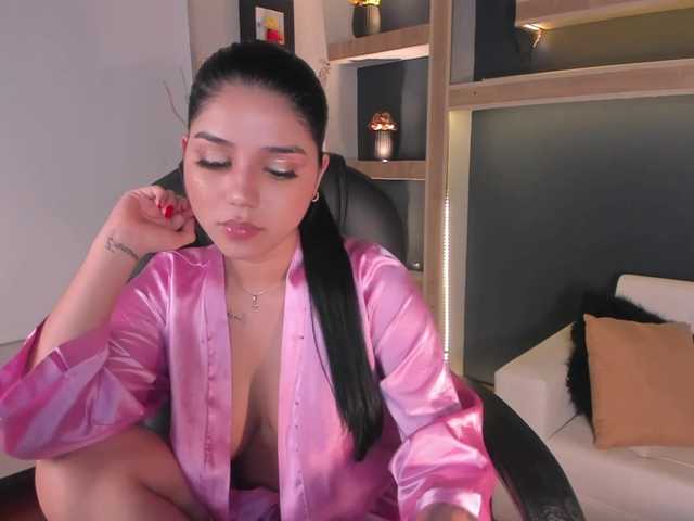 Nuotraukos VictoriaLeia beautiful latina with hot pussy for you to make her reach orgasm IG: Victoria_moodel♥ Striptease♥ @remain tks left