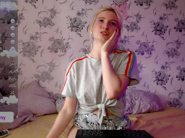 Nuotraukos whiteprincess 1 token = 1 splash on my white T-shirt (find out what's under it dear) #teen #new #young #chat #blueeyes