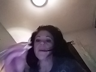 Nuotraukos xoHarleyxo Been traveling all day to get to family's house that smells funny and is dead quiet. My pussy is wet and I'm super horny.....