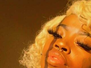 Erotinis vaizdo pokalbis Xthickbella